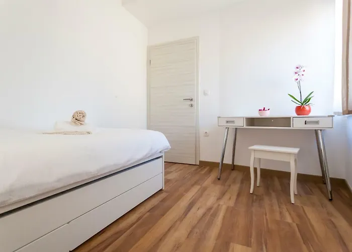 公寓 Kudec By El-pi Tours